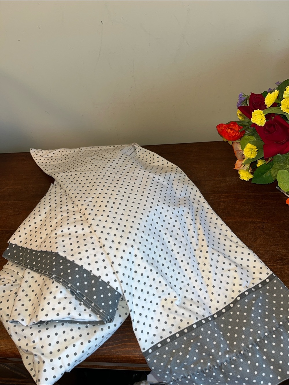Wamsutta White Sheet with Gray Polka Dots and Gray Border